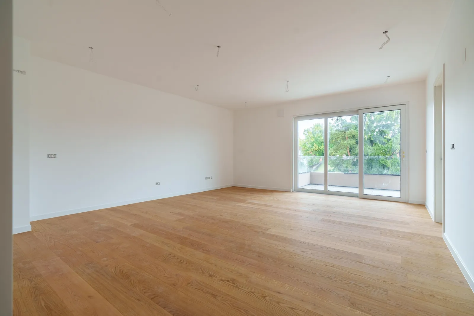 Dnevni prostor z izhodom na balkon Dnevni prostor z izhodom na balkon — Vila Mestni log, oktober 2026